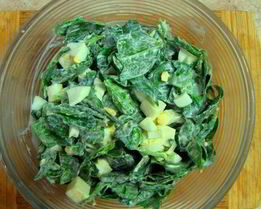 Салат из шпината с яйцом и сыром сулугуни