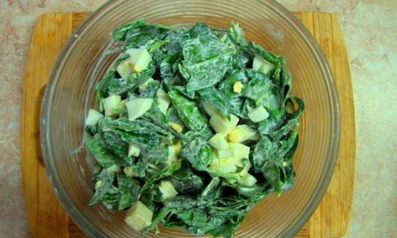 Рецепт салата из шпината с яйцом и сыром сулугуни