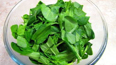 салат из шпината с яйцом и сыром сулугуни