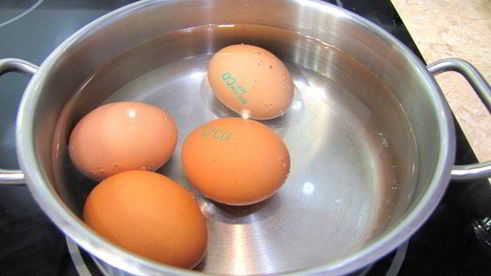 салат из шпината с яйцом и сыром сулугуни