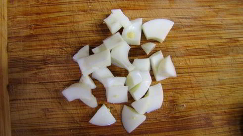 салат из шпината с яйцом и сыром сулугуни