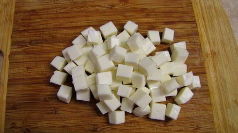 салат из шпината с яйцом и сыром сулугуни