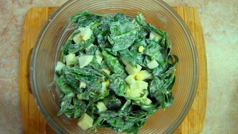 салат из шпината с яйцом и сыром сулугуни