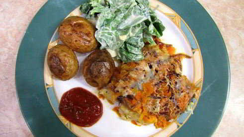 салат из шпината с яйцом и сыром сулугуни