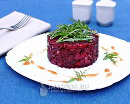 Салат из свеклы с жареным луком