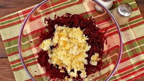 салат из свеклы с жареным луком