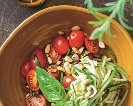 Салат из цукини с помидорами и базиликом