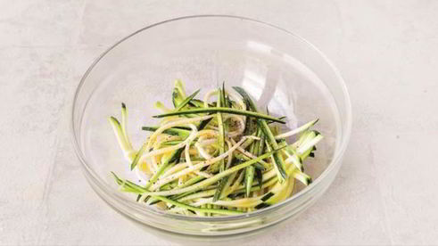 салат из цукини с помидорами и базиликом