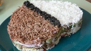 Салат курица с черносливом слоями