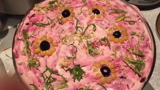 Селедка под шубой с семгой и яблоком