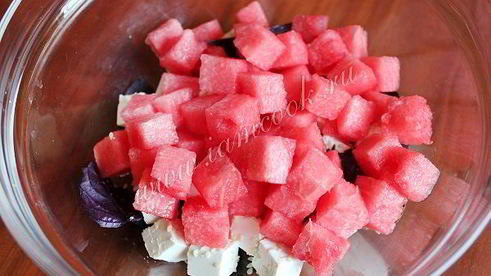 салат с фетой и арбузом