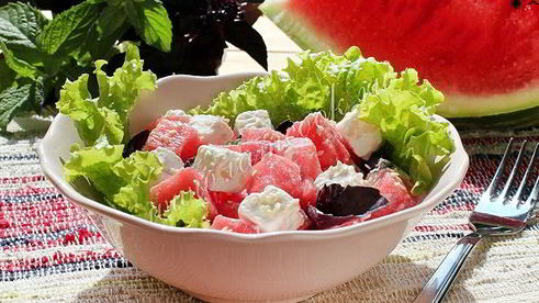 салат с фетой и арбузом