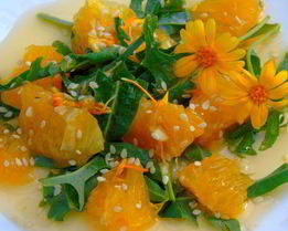 Салат с календулой