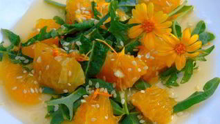 Салат с календулой