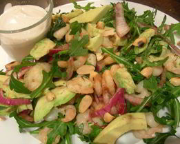 Салат с креветками, авокадо и арахисом