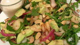 Салат с креветками, авокадо и арахисом