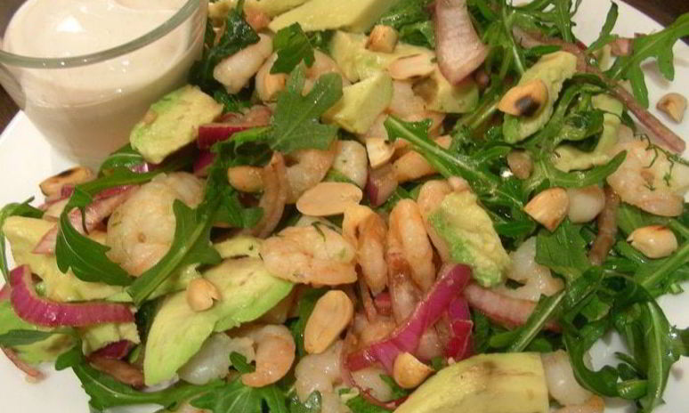 Рецепт салата с креветками, авокадо и арахисом