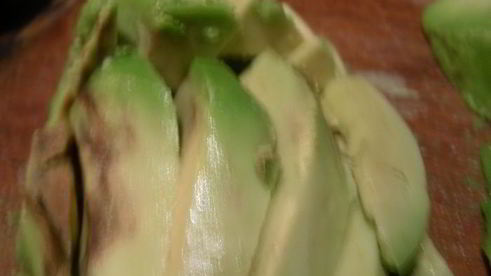 салат с креветками, авокадо и арахисом