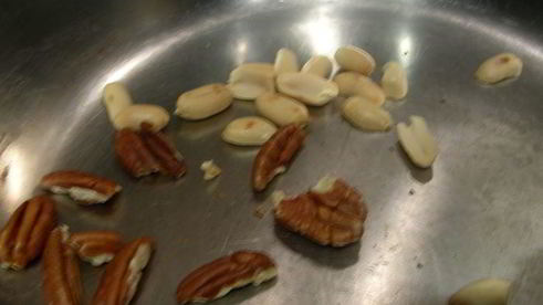 салат с креветками, авокадо и арахисом