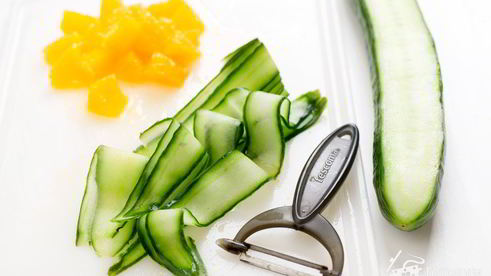 салат с креветками, руколой и апельсиновой заправкой