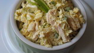 Салат с куриным филе, пекинской капустой и сыром