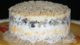 Салат с курицей, грибами и сыром