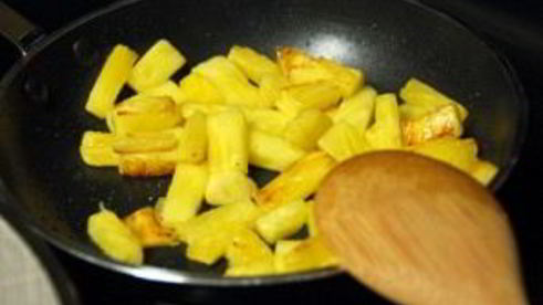 салат с курицей и ананасами