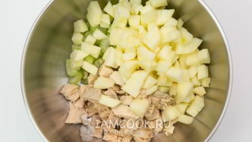 салат с курицей и сельдереем