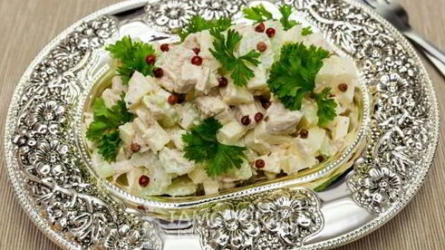 салат с курицей и сельдереем