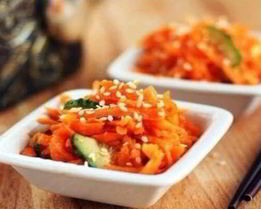 Салат с морковью, огурцами и имбирем