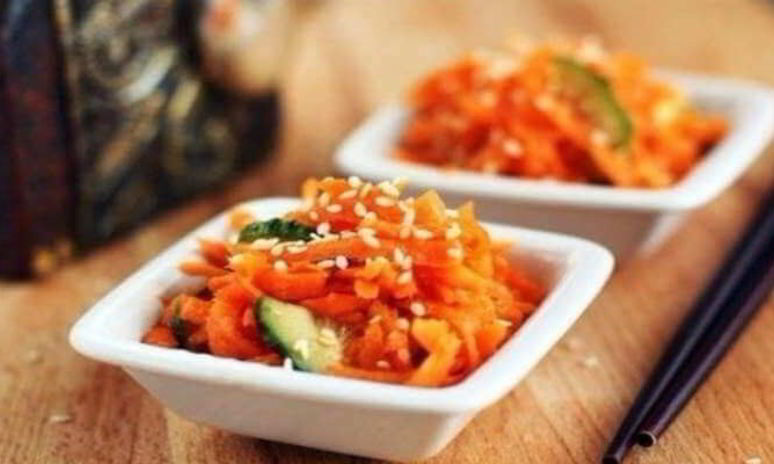 Рецепт салата с морковью, огурцами и имбирем