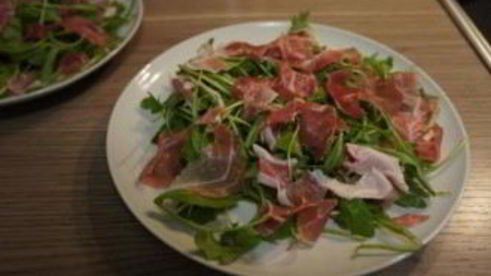 салат с пармской ветчиной