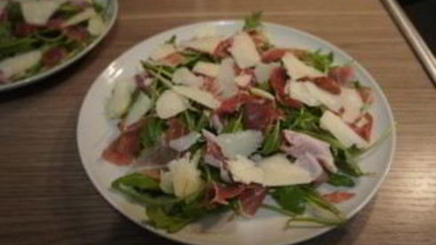 салат с пармской ветчиной