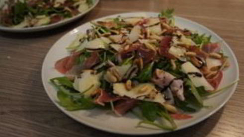 салат с пармской ветчиной