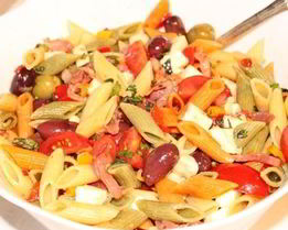 Салат с пастой, грудинкой, оливками и моцареллой