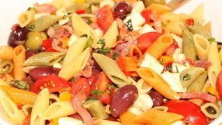 Салат с пастой, грудинкой, оливками и моцареллой