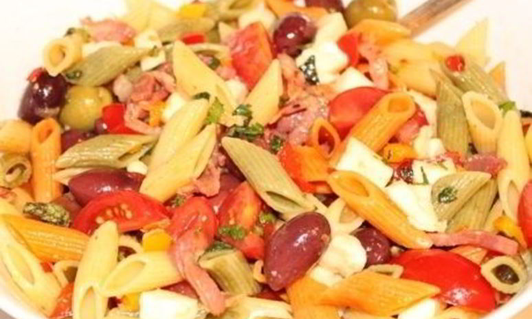 Рецепт салата с пастой, грудинкой, оливками и моцареллой