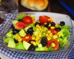 Салат с помидорами черри, кукурузой и оливками