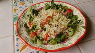 Салат с рисом, сельдереем и кедровыми орешками