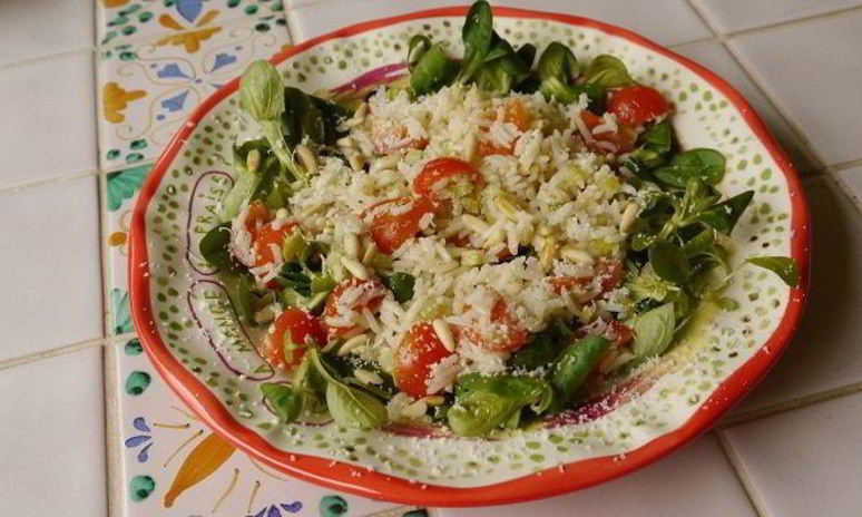 Рецепт салата с рисом, сельдереем и кедровыми орешками