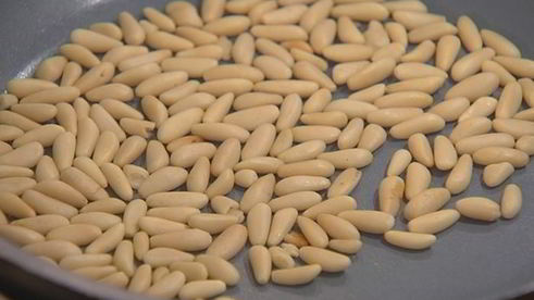 салат с рисом, сельдереем и кедровыми орешками