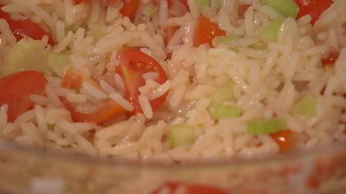 салат с рисом, сельдереем и кедровыми орешками