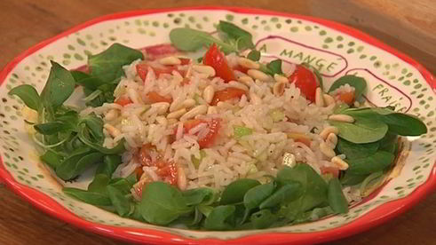 салат с рисом, сельдереем и кедровыми орешками