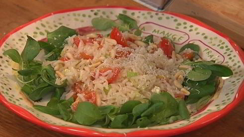 салат с рисом, сельдереем и кедровыми орешками