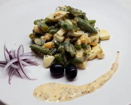 Салат с зеленой фасолью и яйцом