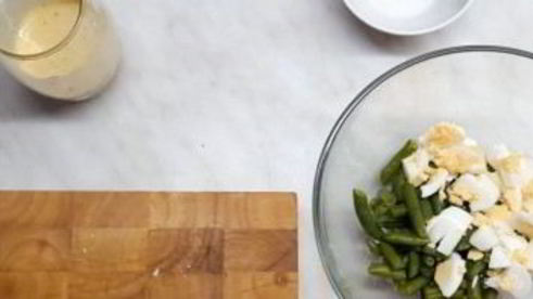 салат с зеленой фасолью и яйцом