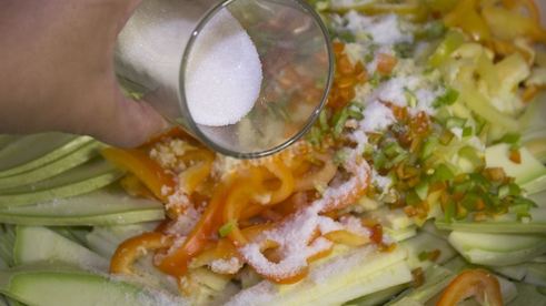 салат тещин язык из кабачков с перцем