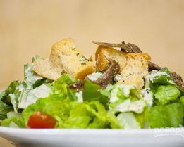 Легкий салат Цезарь с анчоусами