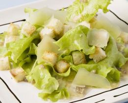 Салат Цезарь с анчоусами