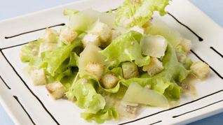 Салат Цезарь с анчоусами